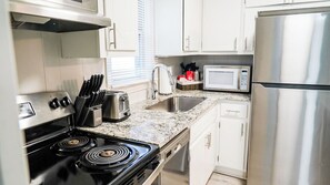 Fridge, microwave, oven, stovetop - Modern Comfort Near Duke & Durhams Top Attractions (Durham)