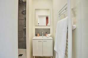 Bathroom - Apartment in the Center of Paris/montmartre (Paris)