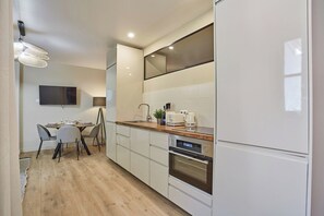 Departamento | Cocina privada | Refrigerador, microondas, horno y parrilla de estufa 