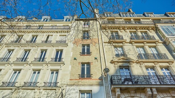 A multi-story building with classical architecture, featuring ornate balconies and large windows. - Grand Studio Porte Maillot/arc de Triomphe (Paris)