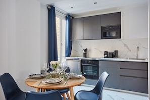 Fridge, microwave, oven, stovetop - Grand Studio Porte Maillot/arc de Triomphe (Paris)