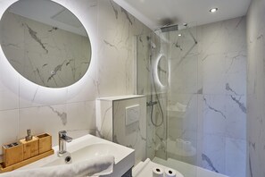 Apartment | Badezimmer | Haartrockner, Seife, Shampoo