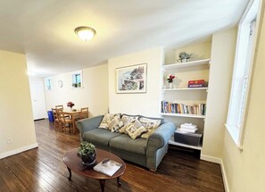 TV - Greenfield Gem, Free On-street Parking (Pittsburgh)