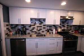 Fridge, microwave, oven, stovetop - Heart of Oakland w/parking by CMU, Pitt, Hospitals (Pittsburgh)