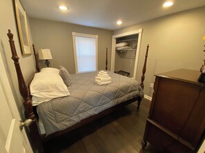 3 bedrooms, iron/ironing board, WiFi, bed sheets - Heart of Oakland w/parking by CMU, Pitt, Hospitals (Pittsburgh)