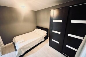 5 bedrooms, iron/ironing board, WiFi, bed sheets