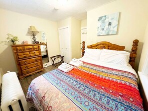 2 bedrooms, iron/ironing board, free WiFi, bed sheets - Greenfield Jewel w/Free Street Parking (Pittsburgh)
