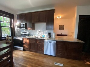 Kylskåp, mikrovågsugn, ugn och spishäll