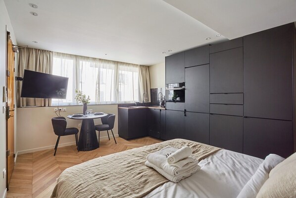 Laptop workspace, iron/ironing board, bed sheets - Sublime Studio Saint Germain des Pres Invalides (Paris)