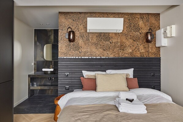 Apartment | Laptop workspace, iron/ironing board, bed sheets
