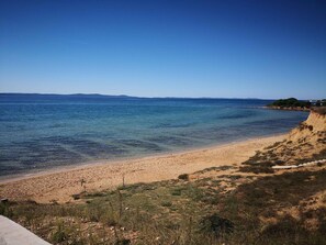 På stranden, solsenger og strandhåndklær
