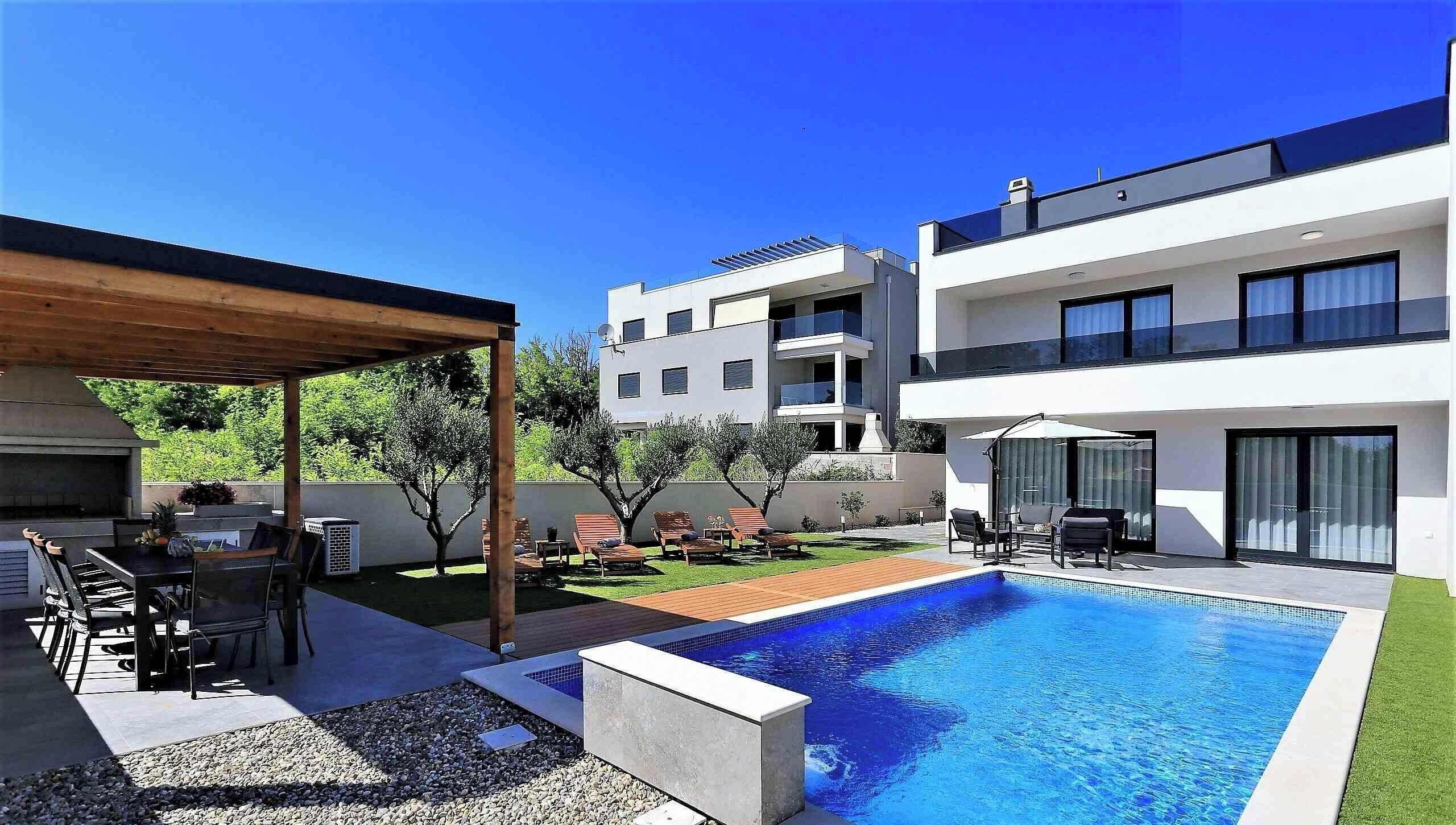 Piscina all'aperto, una piscina riscaldata