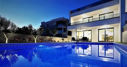 Villa Frantin - Heated Pool, Jacuzzi, Sauna, BBQ, Activites