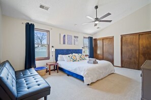 Schreibtisch, Bügeleisen/Bügelbrett, Reisekinderbett, WLAN