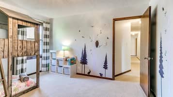 Escritorio, tabla de planchar con plancha, cuna de viaje y wifi