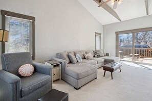 Televisión, chimenea, oficina, monitor de computadora