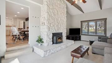 Televisión, chimenea, oficina y monitor de computadora