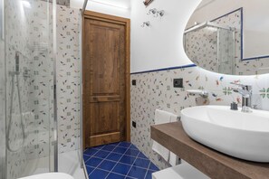 Apartment, Blick auf den Innenhof | Badezimmer | Dusche, Haartrockner, Bidet, Handtücher