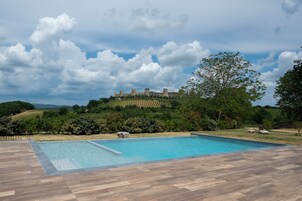 Una piscina al aire libre de temporada