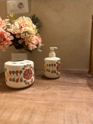 Een douche, een haardroger, een bidet, handdoeken