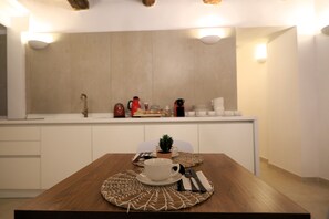 Fridge, dishwasher, coffee/tea maker, electric kettle - Ai 13 Gradoni di Chiaia - Standard Double room with bathroom (Napoli)