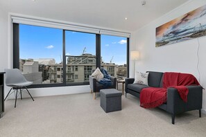 TV, stereo - Vibrant City Apt with Rooftop City Views and Wi-Fi (Auckland CBD)