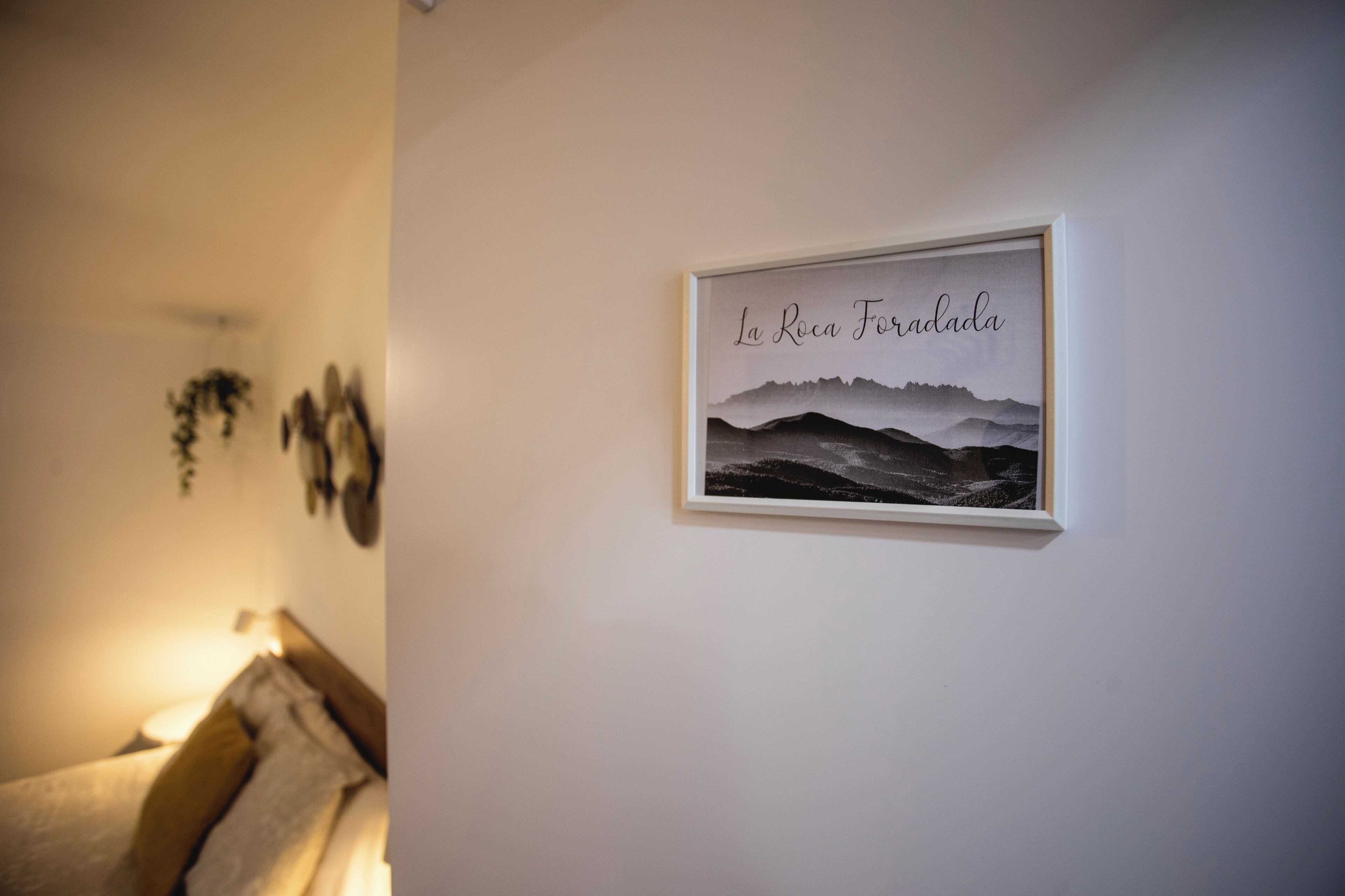 A framed picture with the text "La Roca Fósada" on a wall.