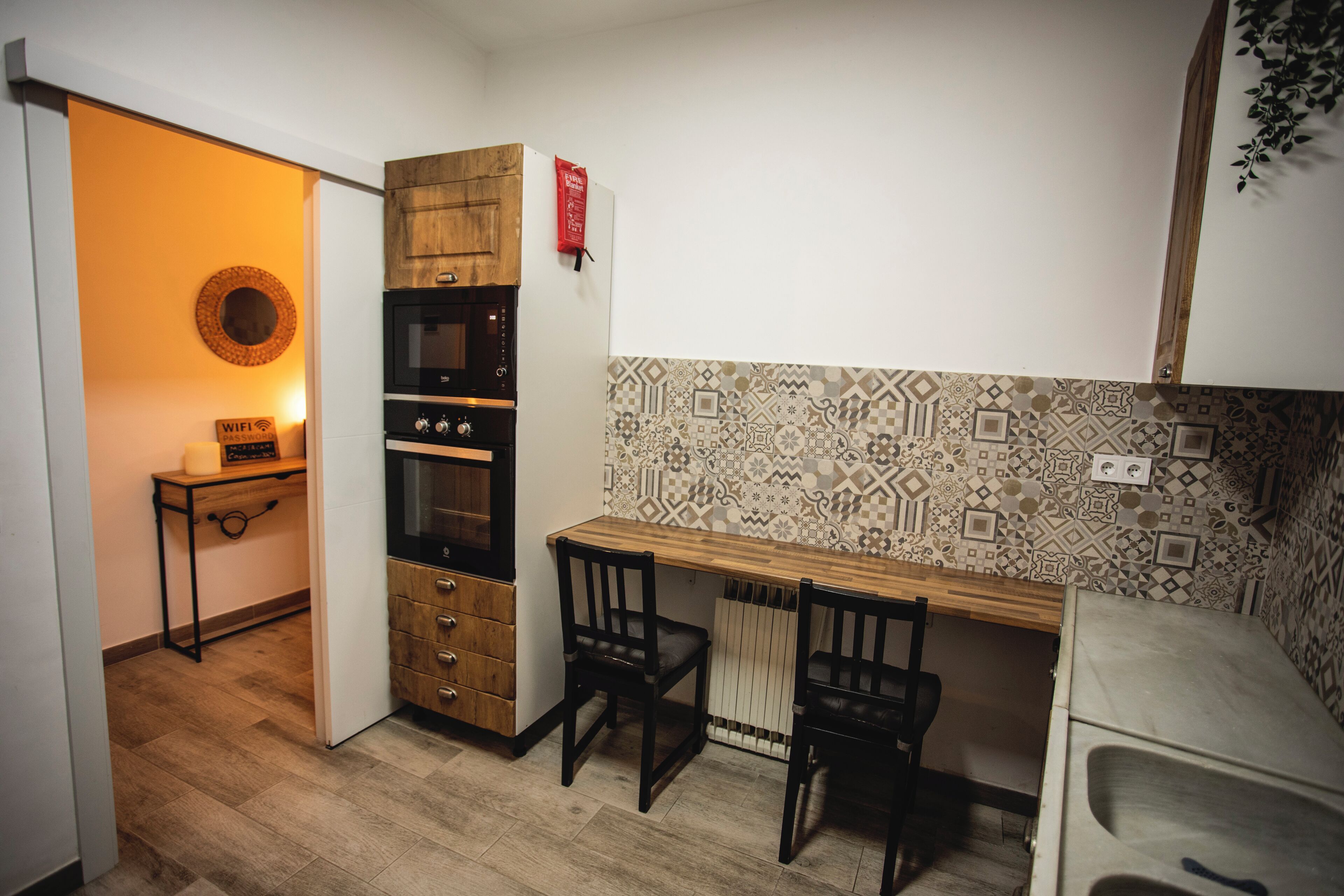 Een magnetron, een oven, een koffiezetapparaat/waterkoker