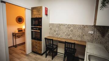 Een magnetron, een oven, een koffiezetapparaat/waterkoker