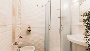 CAMERA MATRIMONIALE | Bathroom | Shower, rainfall showerhead, free toiletries, hair dryer