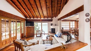 Casa de lujo, 6 habitaciones, alberca privada, vista al lago | Área de sala de estar