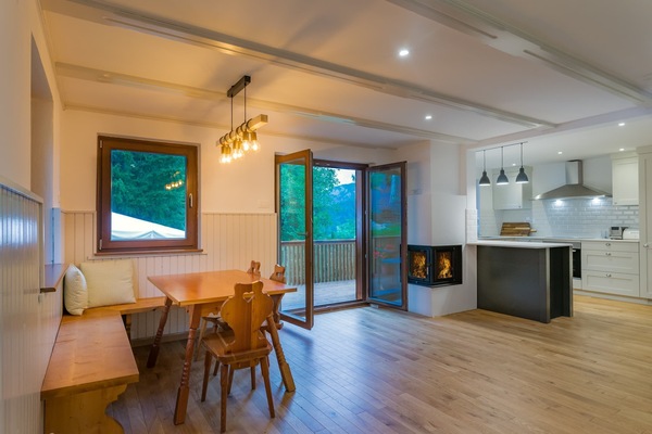 Chalet Ceri - dining area and kitchen