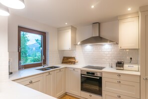 Een koelkast, een microgolfoven, een oven, een kookplaat