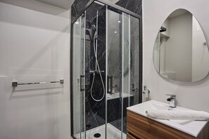 Lejlighed | Badeværelse | Hårtørrer, Sæbe, Shampoo