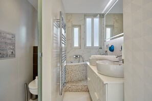 Departamento | Baño | Tina, secadora de cabello, jabón, shampoo