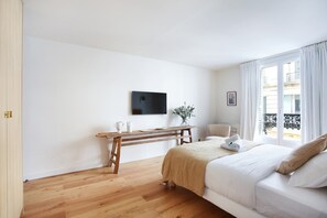 Laptop workspace, iron/ironing board, bed sheets - Luxurious and new Apartment in the Center of Paris (Paris)