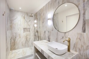 Appartement | Salle de bain | Sèche-cheveux, savon, shampoing