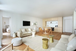 Living area - Luxurious and new Apartment in the Center of Paris (Paris)