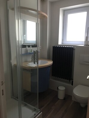 Hair dryer, soap, toilet paper - Quai 22 in Cancale: unobstructed view of the sea, facing the bay of Mt-St-Michel  (Cancale)