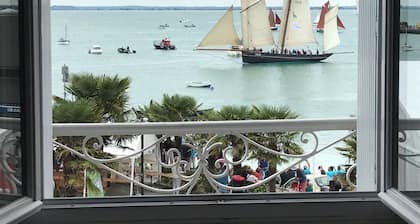 Quai 22 in Cancale: unobstructed view of the sea, facing the bay of Mt-St-Michel