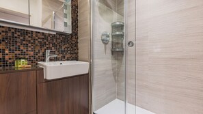 Hair dryer, towels, soap, shampoo - Monument Serviced Apartments LovelyStay (London)