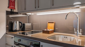 Mini-fridge, oven, stovetop, dishwasher - Monument Serviced Apartments LovelyStay (London)