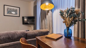 32-inch flat-screen TV with cable channels - Monument Serviced Apartments LovelyStay (London)