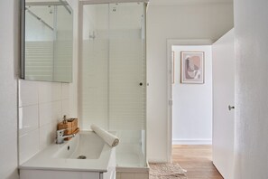 Apartment | Bathroom | Hair dryer, soap, shampoo - Sublime Apartment Beaubourg/le Marais (Paris)