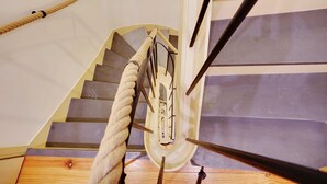A spiral staircase with a rope handrail and wooden steps. - Comfortable Studio - 2P - Republique (Paris)