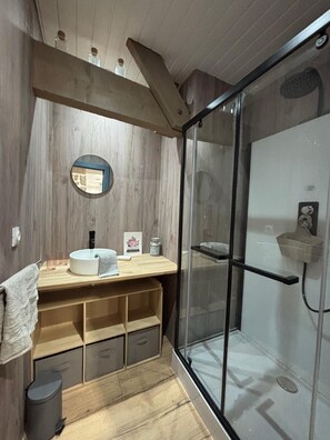 Dusche, Haartrockner, HandtĂŒcher, Toilettenpapier