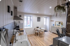Kahvin-/teenkeitin, jääkaappi, mikroaaltouuni, uuni