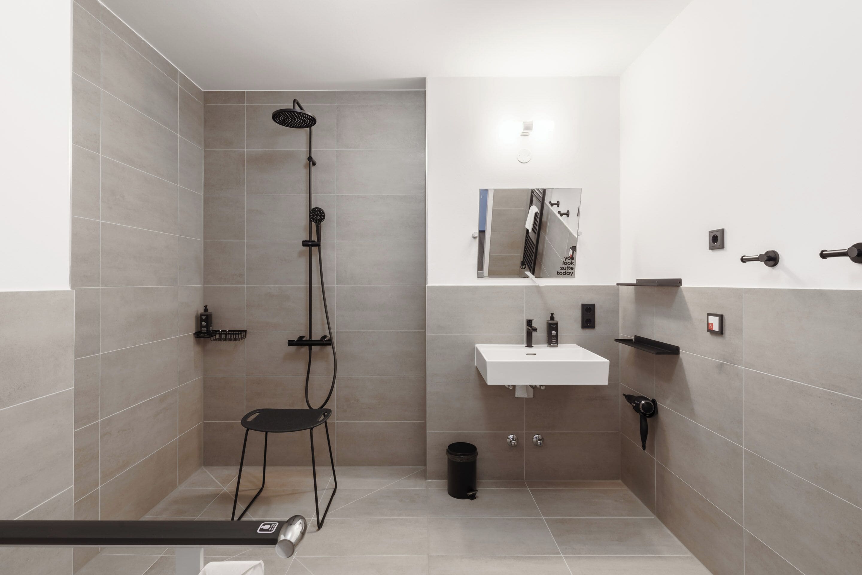 Suite, barrierearm | Badezimmer | Kostenlose Toilettenartikel, Haartrockner, Handtücher, Seife