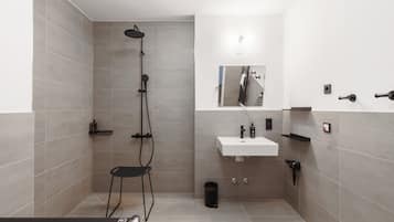 Suite, barrierearm | Badezimmer | Kostenlose Toilettenartikel, Haartrockner, Handtücher, Seife