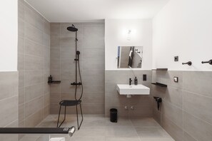 Suite, accesso in sedia a rotelle | Bagno | Set di cortesia gratuito, asciugacapelli, asciugamani, sapone